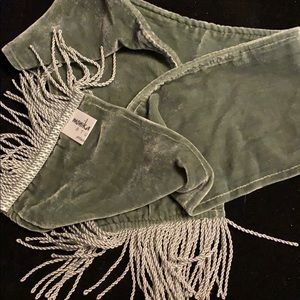 Velvety scarf with fringe